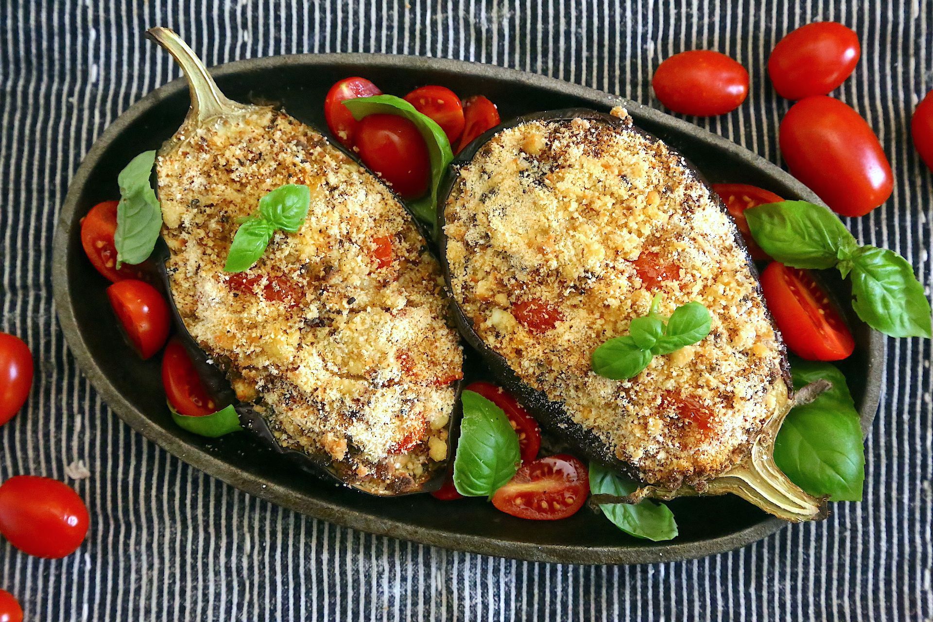 Melanzane ripiene con ricotta salata, pecorino e pomodorini. La ricetta
