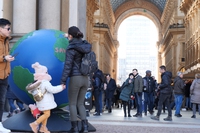 Weplanet, a Milano spuntano cento globi contro la crisi climatica