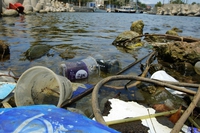 Plastica, l’Italia sarà il primo paese europeo a bandire bicchieri e palloncini
