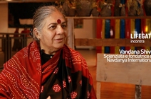 Intervista a Vandana Shiva, attivista e ricercatrice indiana, su agroecologia e carne sintetica
