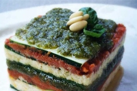 Lasagna di zucchine, pesto e formaggio di macadamia