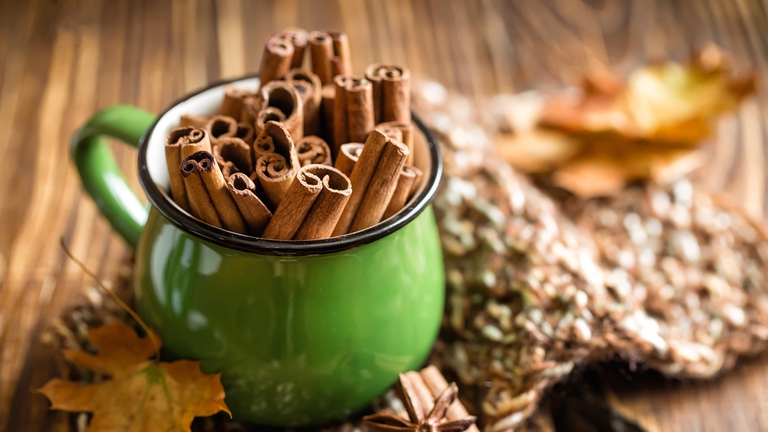 Le stecche di cannella e le spezie sono tra gli elementi usati in aromaterapia