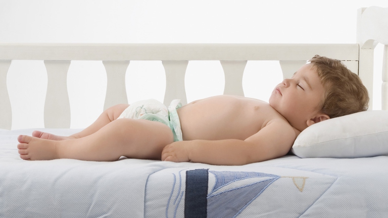 Il bambino che dorme profondamente è in equilibrio energetico: la sua pancia si solleva e richiama l’apertura del petto formando un “movimento a onda” dell’intero organismo che si alza vibrante per poi scivolare lentamente verso il basso, lasciando che l’energia continui a circolare in profondità. @IngImage