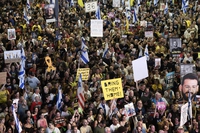 Israele bombarda la Siria mentre crescono le proteste contro Netanyahu