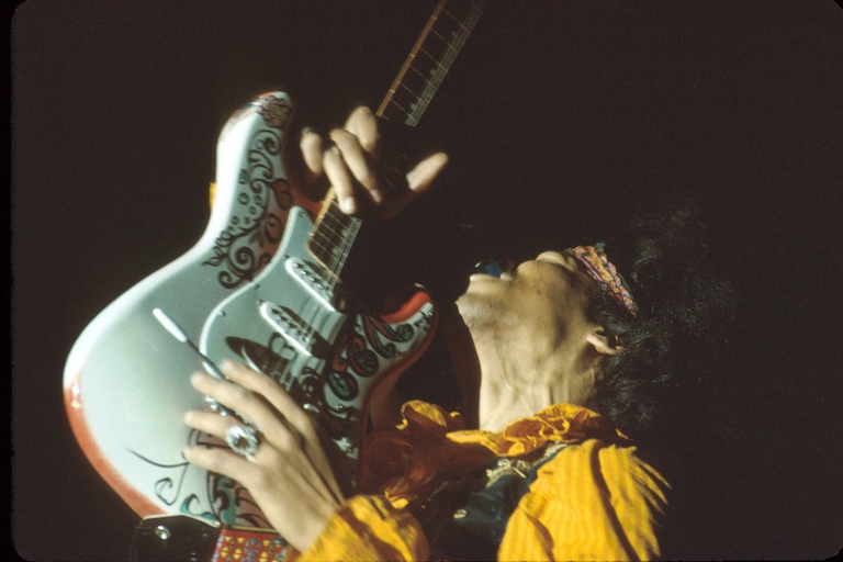 Jimi Hendrix sul palco dell Monterey Pop Festival imbraccia la sua fedele chitarra “Monterey” Stratocaster.