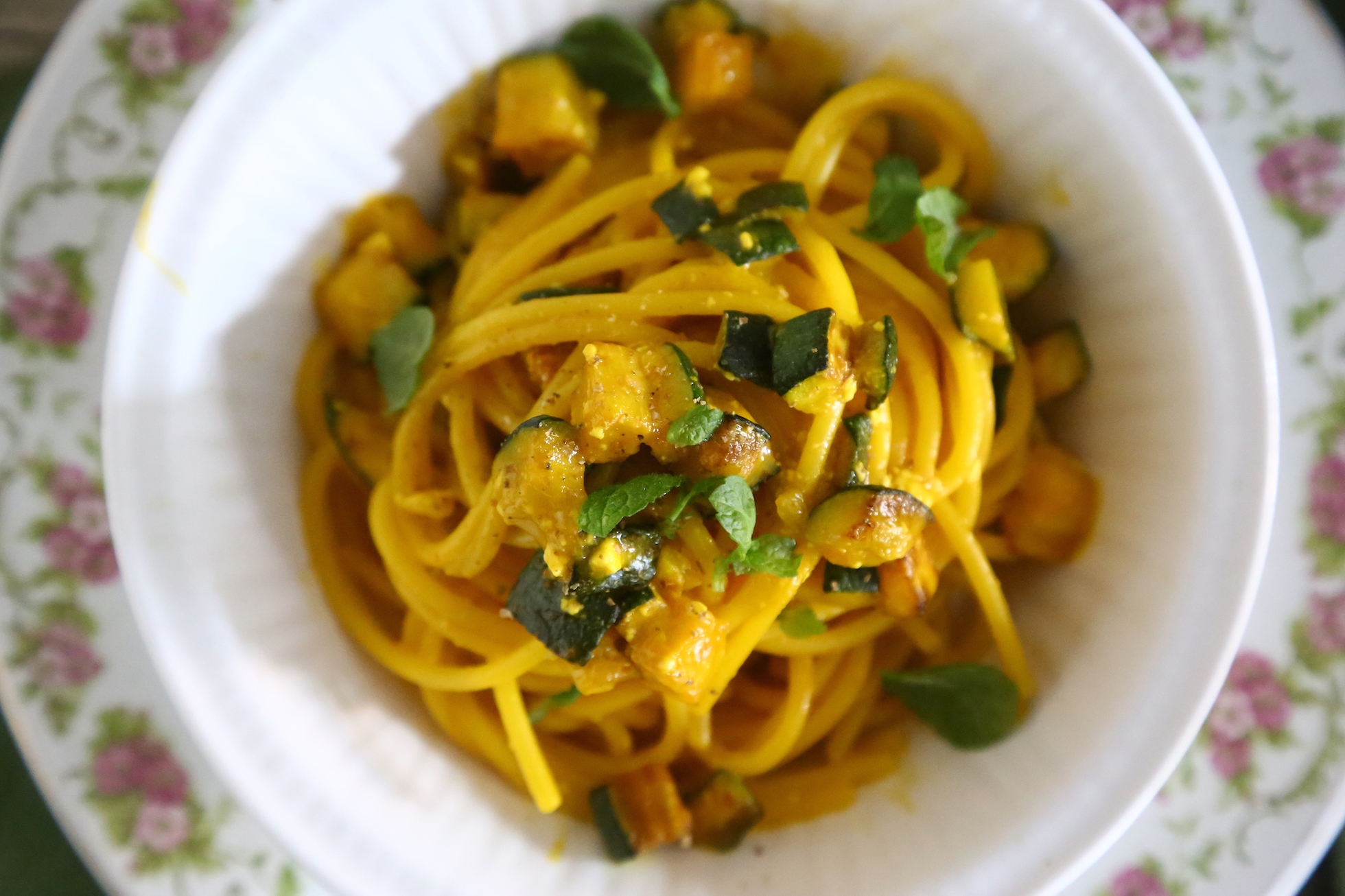 Spaghetti con zucchine allo zafferano, la ricetta a base