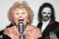 La nonna del death metal che canta per la libertà e per l’ambiente