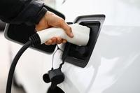 Auto elettriche, cos’è e come funziona la ricarica “intelligente”
