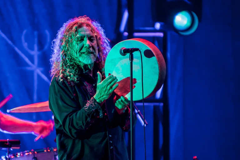 Robert Plant suona un tamburello sul palco. 