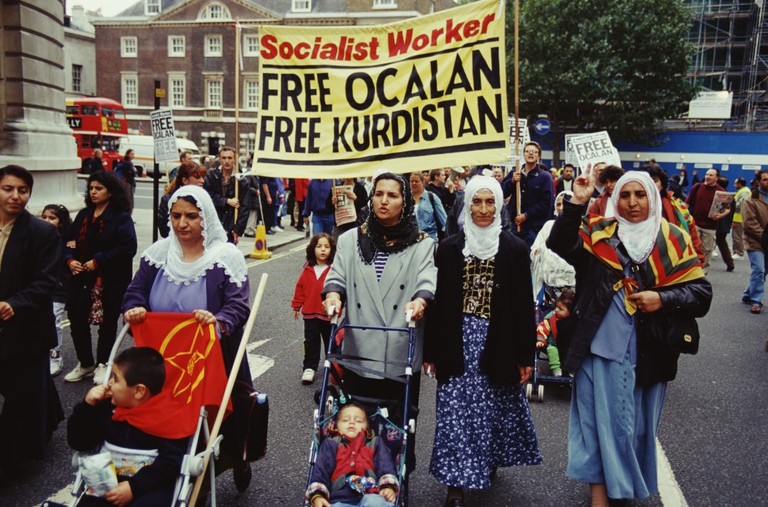 Una manifestazione per la liberazione di Öcalan nel 1999