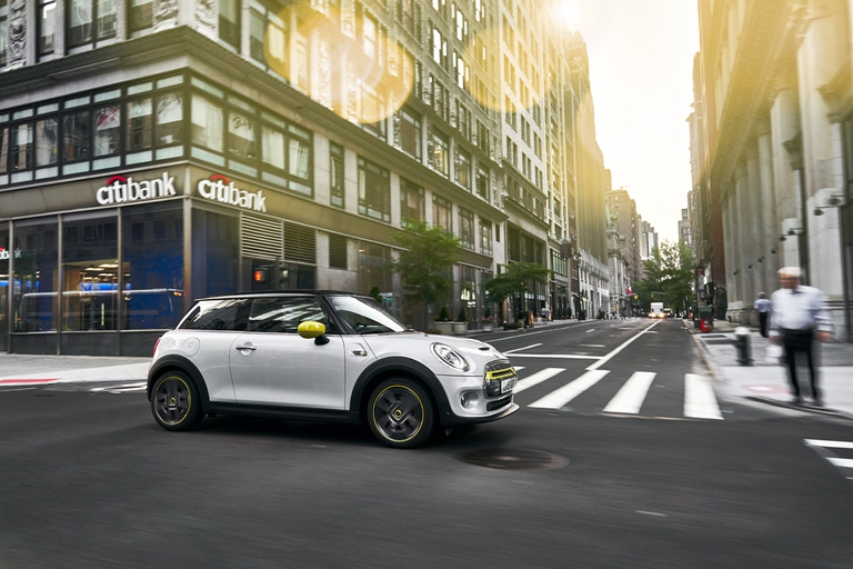 Mini presenta al Salone dell’auto di  Francoforte la nuova Mini Cooper SE elettrica. Il motore elettrico fornisce una potenza di 135 kW/184 cavalli. ©Mini