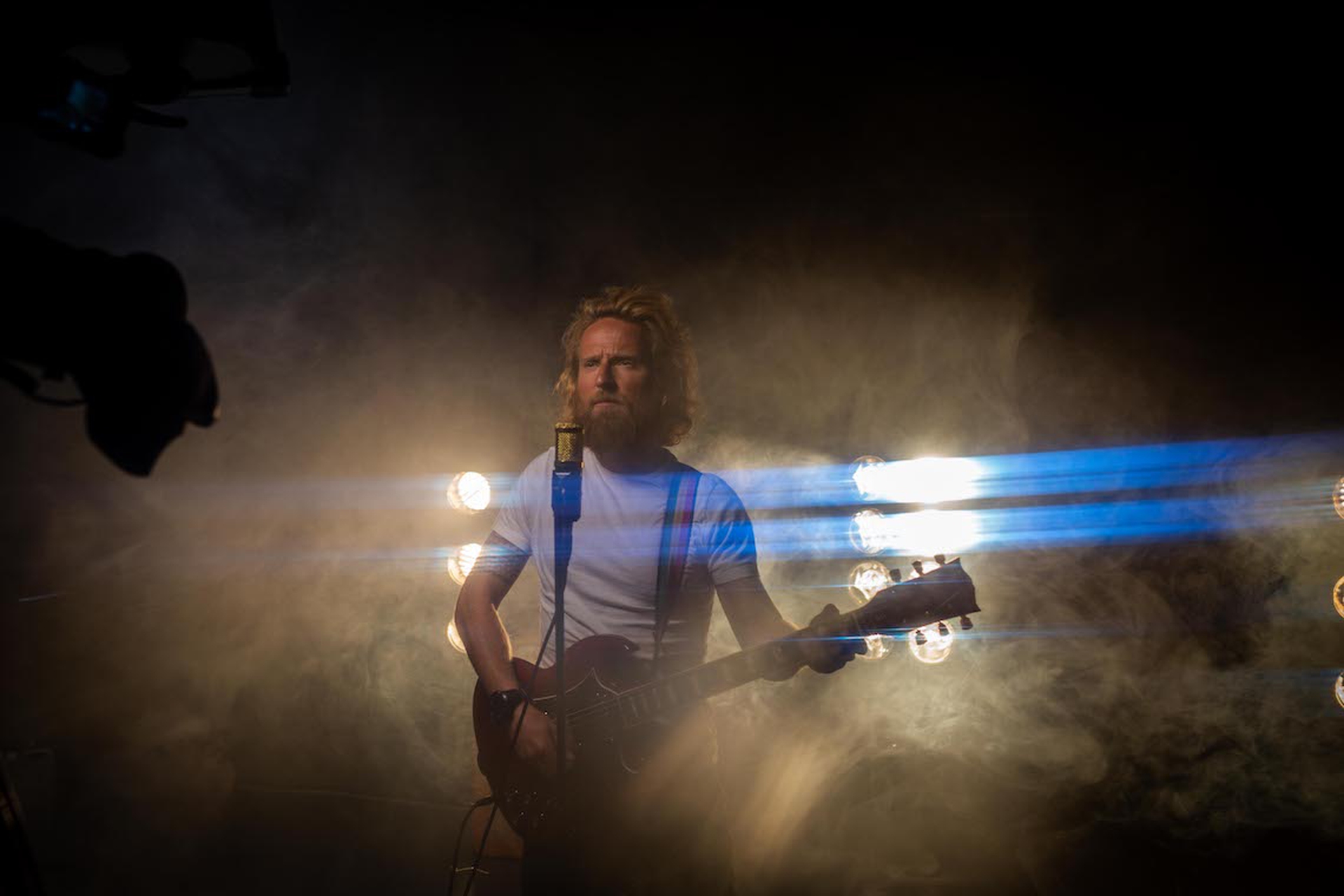 Tiziano Tamisari con chitarra durante le registrazioni