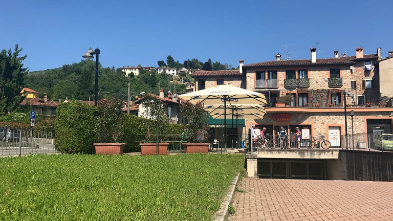 Il Caffè del Colle a Colle Brianza (Còl in dialetto brianzolo), comune di meno di duemila abitanti: è un antico borgo a metà fra il lago di Lecco e Milano e ospita la sorgente del torrente Molgora. Bellissime le strade per raggiungerlo.