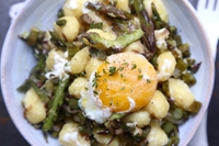 Gnocchi con asparagi, caprino e tuorlo cremoso, la ricetta