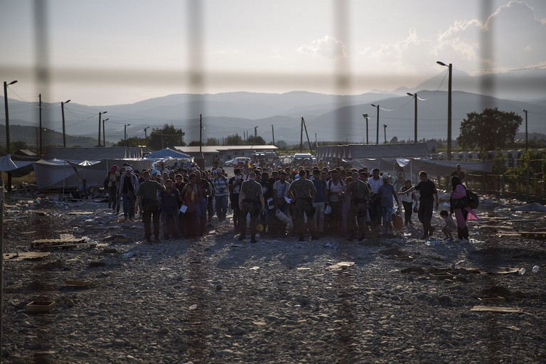 migrants border greece macedonia