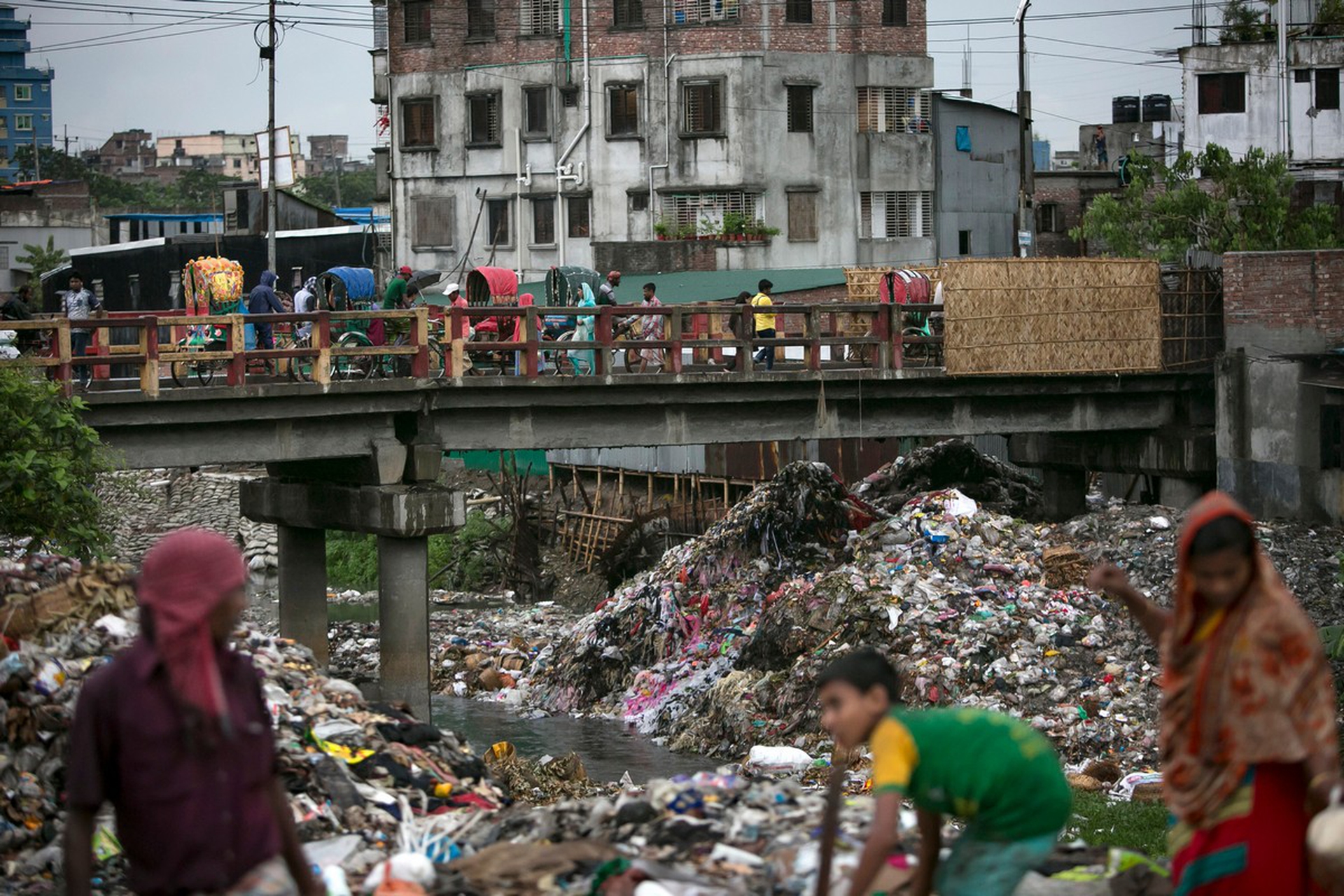 L'inquinamento lungo il fiume Buriganga in Bangladesh
