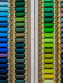 Le storie di quattro donne designer che recuperano gli abiti grazie a ricamo e rammendo