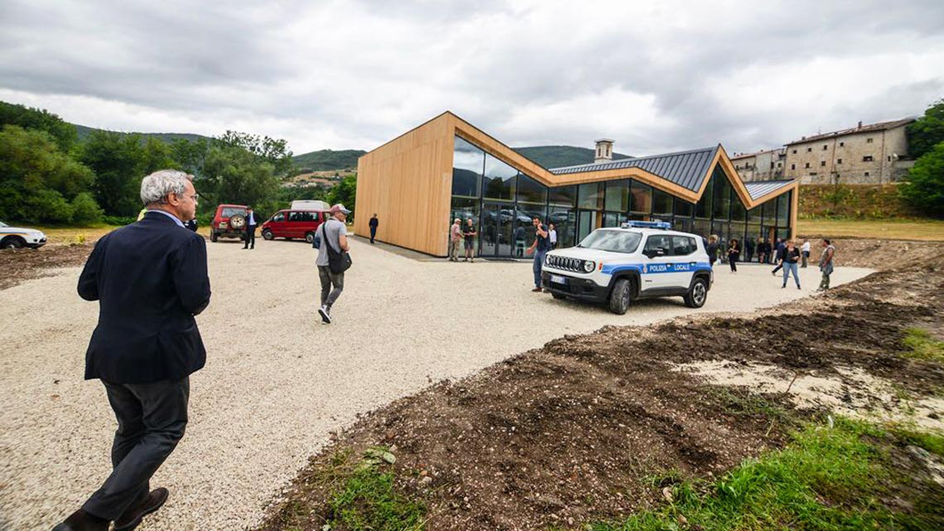 Norcia: l'arrivo di Enrico Mentana all'inaugurazione
