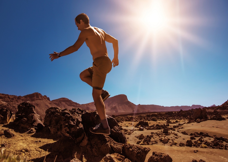 Allenamento di running tra montagne e deserto