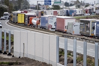 A Calais, in Francia, la costruzione del muro anti-migranti è terminata