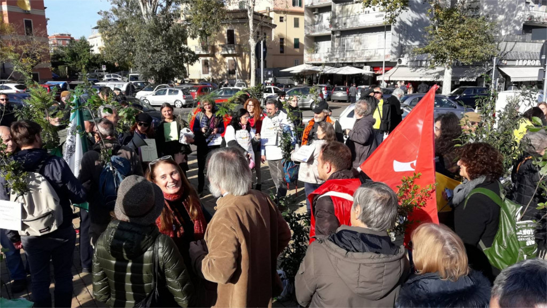Persone e alberelli pronti per la marcia