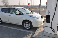 Auto elettriche in autostrada, arrivano le colonnine per i viaggi a lungo raggio