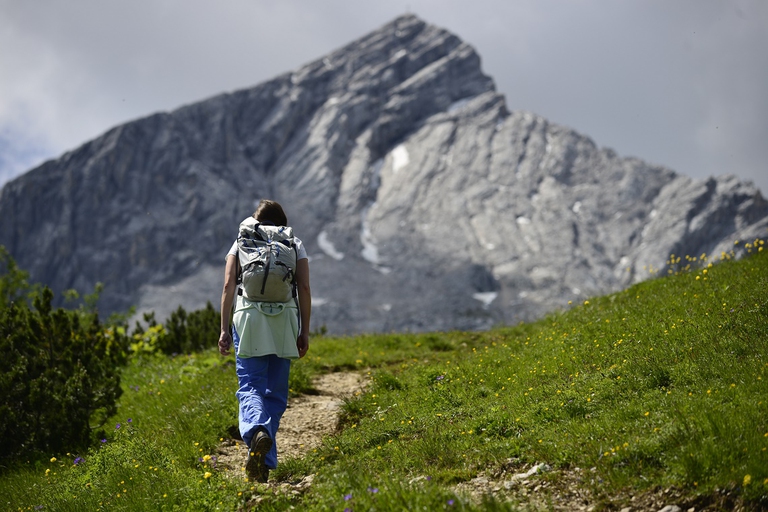Donna che fa trekking sulle Alpi tedesche
