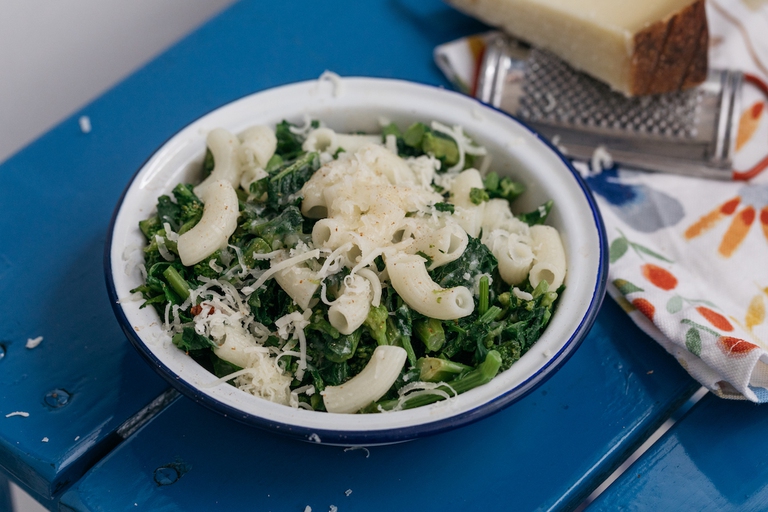 Pasta di mais bianco con cime di rapa e pecorino