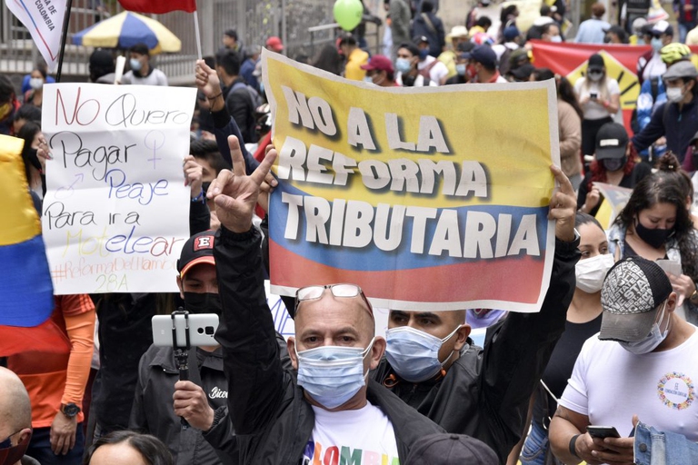 La Colombia protesta in piazza contro la riforma tributaria