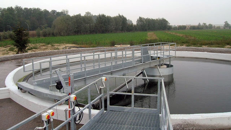 Fitodepuratore alla foce del Cavone. Sul sito dell’Acquedotto Lucano si legge che l’ente “è impegnato nello sviluppo di importanti investimenti finalizzati a ridurre gli effetti inquinanti delle acque reflue urbane sui corsi d’acqua.”