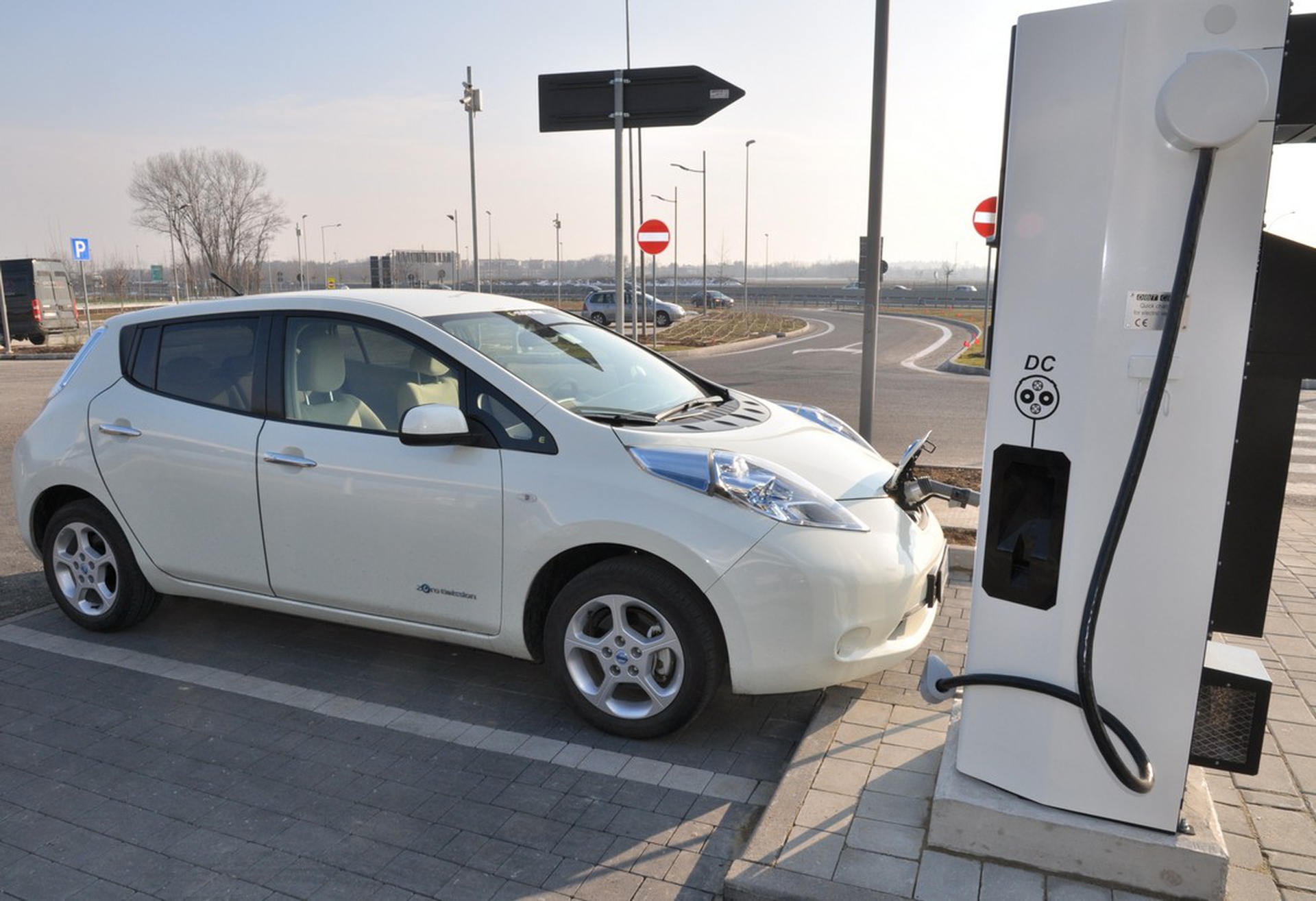 Auto elettriche, arriva la multa per chi occupa le piazzole di ricarica