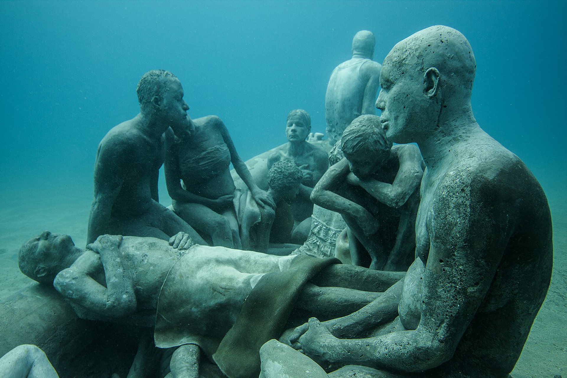 Скульптуры под водой. Jason DECAIRES Taylor скульптор. Подводный музей скульптур Канкун Мексика. Подводный музей Джейсон Тейлор. Подводный музей Атлантико.