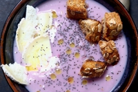 Crema di cavolfiore viola con formaggio di capra e crostini. La ricetta colorata ed elegante