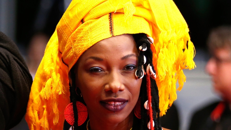 Un primo piano di Fatoumata Diawara.