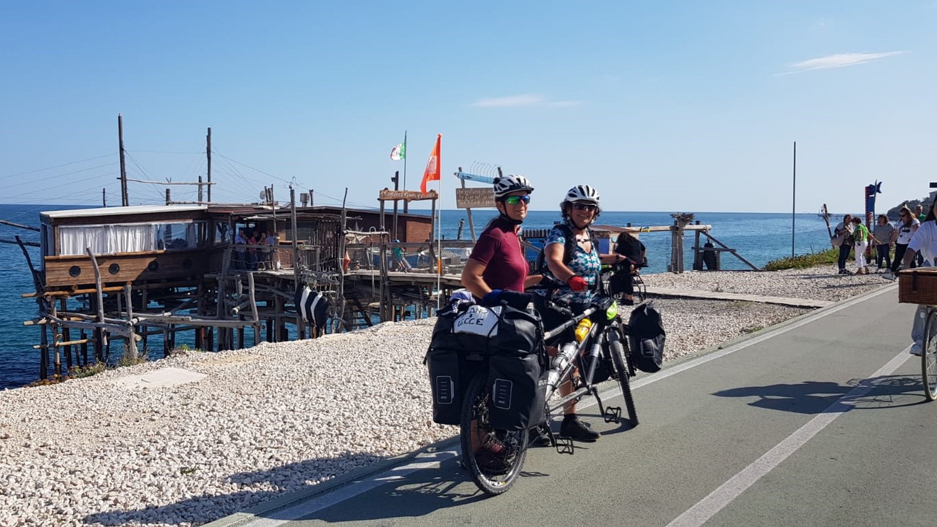 Lungo l'Adriatico © Ragazze in tandem