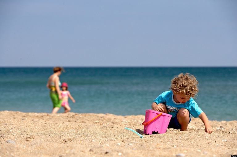 Bambino che gioca in spiaggia