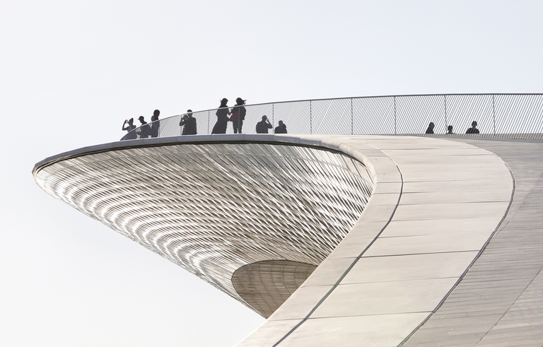 Il tetto del MAAT, progetto di studio AL_A_Amanda Levete © Hufton+Crow
