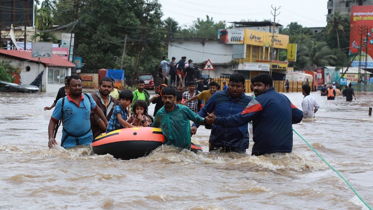 kerala india inondazioni monsoni