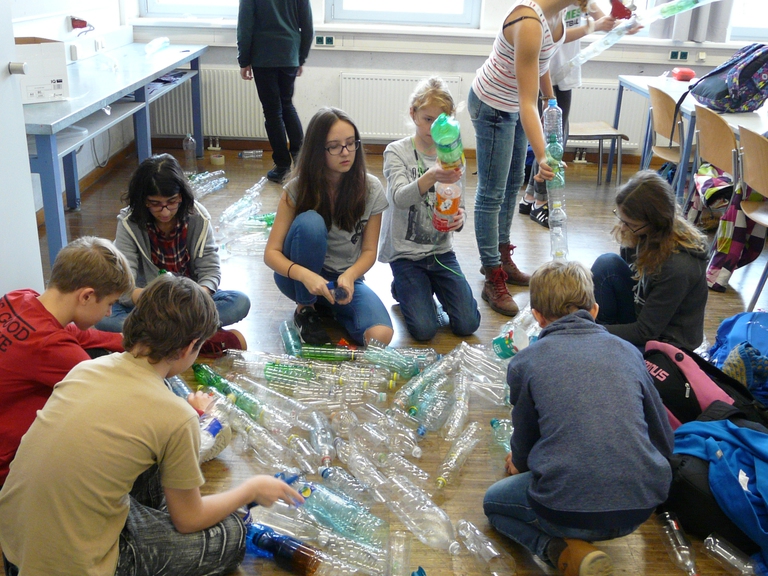 studenti kids save ocean balena plastica