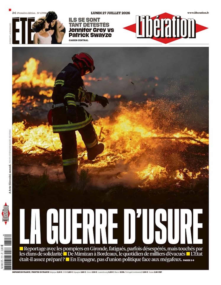 La prima pagina del quotidiano francese Libération parla di "guerra d'usura" con riferimento allo sforzo dei pompieri che tentano di domare gli incendi 