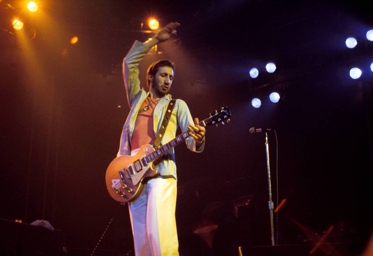Pete Townshend e The Who live onstage, mentre suona la sua Gibson Les Paul Deluxe guitar, facendo il famoso 'windmill guitar'.