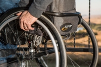 Auto elettriche e disabili, le colonnine di ricarica sono ancora poco accessibili