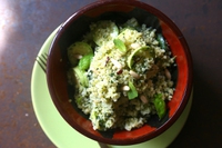 La ricetta del bulgur con zucchine trombetta, pinoli e salsa aromatica