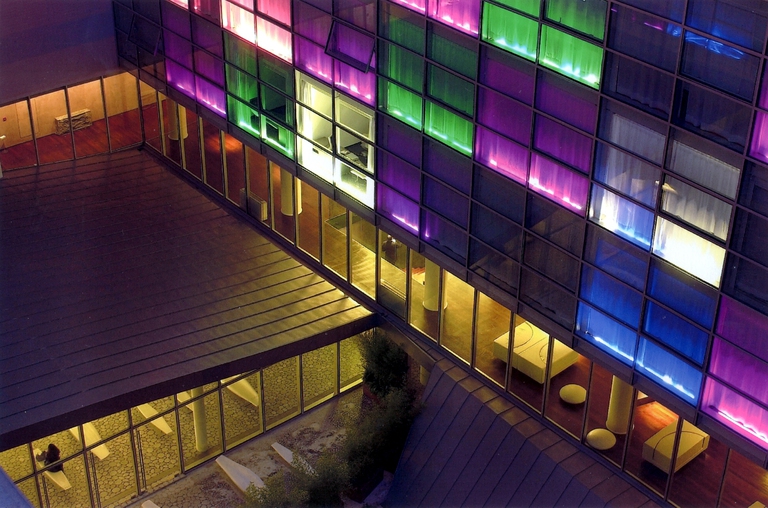 I vetri che cambiano colore dell'hotel Radisson Es, Roma, progetto King e Roselli Architetti, 2003. Photo©Santi Caleca