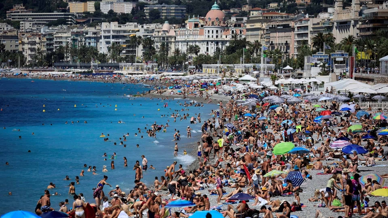 Il mar Mediterraneo di fronte alla città di Nizza, in Francia