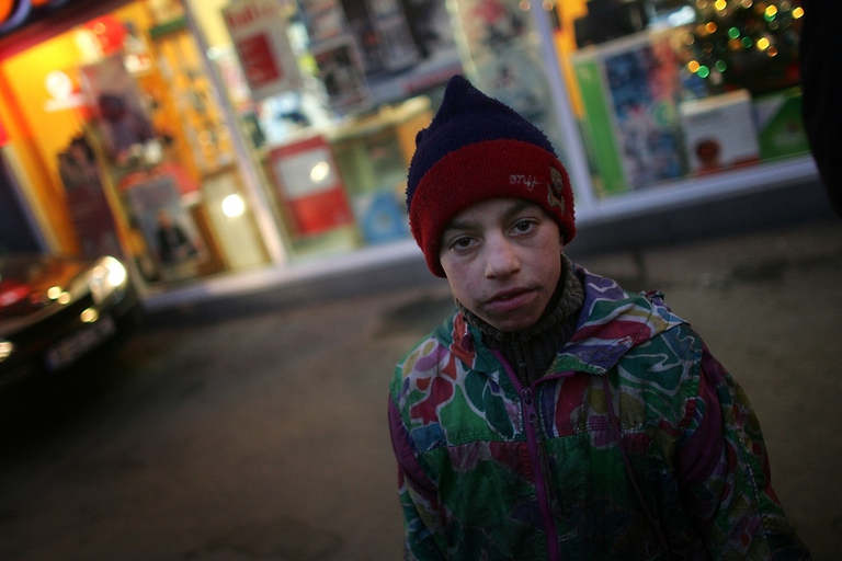 Bambino di strada in Romania