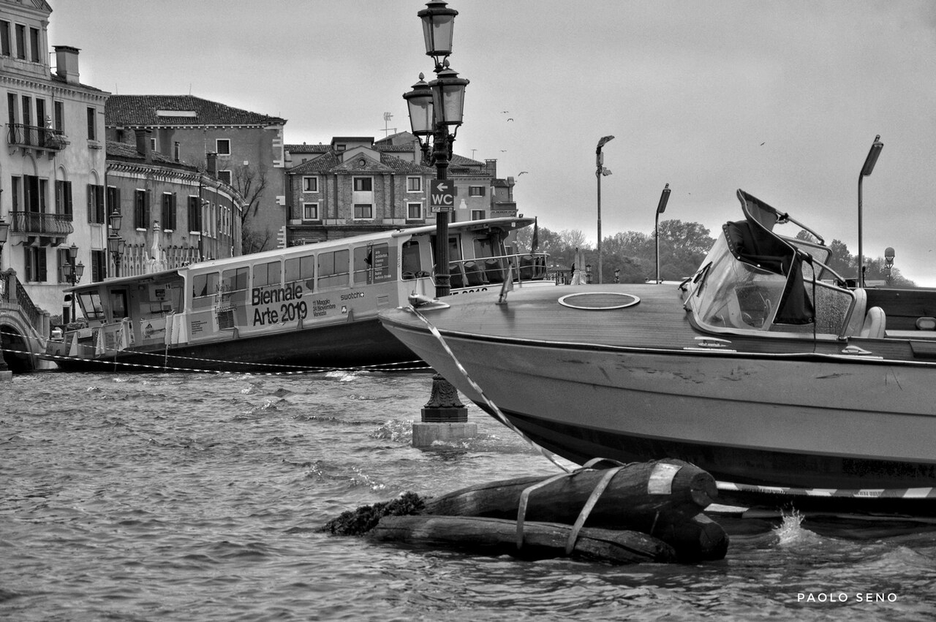 Un taxi e un vaporetto arenati per la marea eccezionale © Paolo Seno