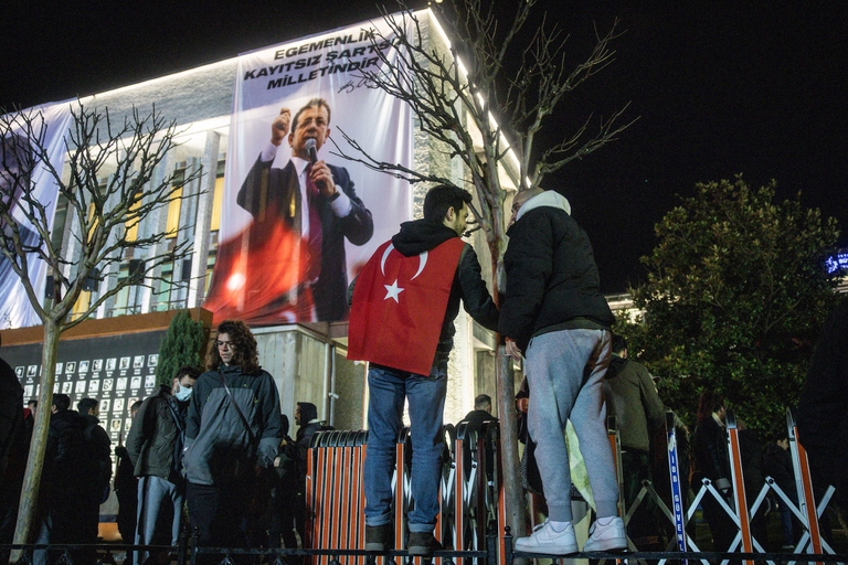 Manifestanti a sostegno del sindaco di Istanbul Imamoglu in piazza dopo l'arresto