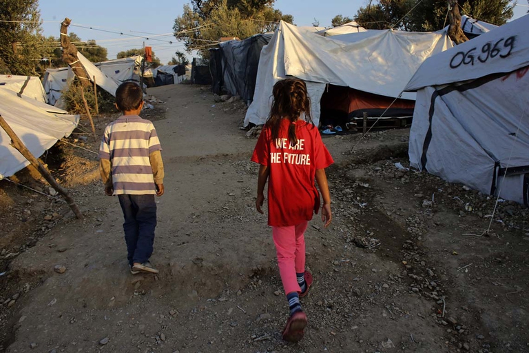 Piccoli rifugiati nel campo di Moria a Lesbo. Foto di Milos Bicanski/Getty Images