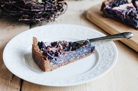 Torta salata con farina di segale ripiena di cavolo rosso, caprino e pinoli
